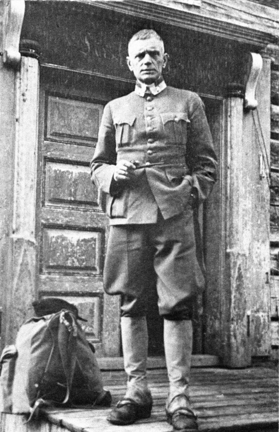 <b>OVERTOK LEDELSEN:</b> General Otto Ruge utenfor generalstabens tilholdssted i Nord-Norge, overtok ledelsen av felttoget mot Fleischers vilje.