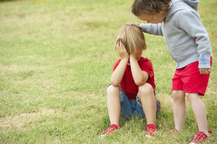 OMSORG: Et barn trøster et annet. Det er mye du som forelder kan gjøre for å hjelpe barnet ditt å vise empati og forståelse.