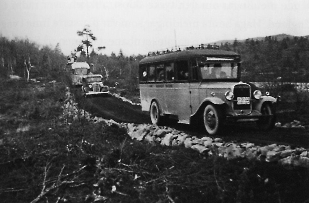 <b>PÅ STIVE DEKK:</b> Med bilene på veiene, kom også trafikk­ulykkene. Her ser vi rush­trafikken langs riksvei 50 i 1938.