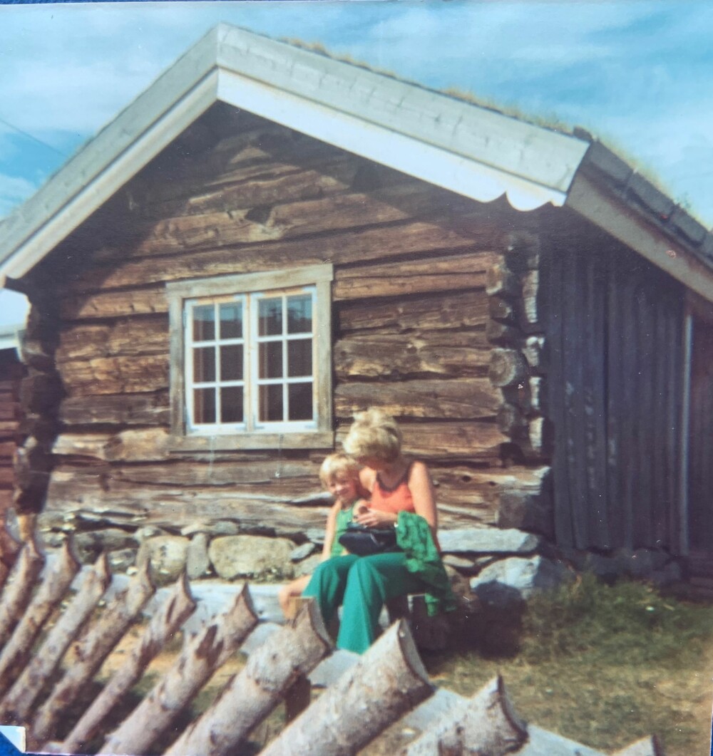<b>ENKELT OG GREIT:</b> På bildet til venstre ser vi artikkelforfatteren sammen med mor Wenche på en leid hytte i Hallingdal på midten av 1970-tallet