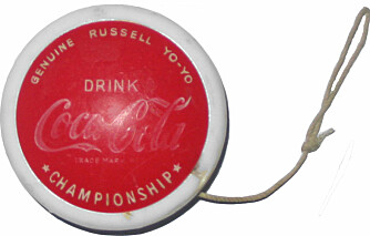 <b>SOMMERDILLE:</b> Alle skulle ha Coca-Cola-jojo. Når snoren røyk, fikk vi kjøpt ny i en liten plastpose. Full krise hvis det var utsolgt! (Foto: Pudeo/Wikimedia)
