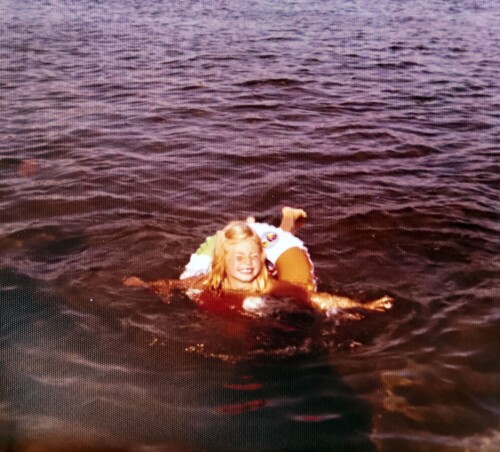 <b>TRYGG I VANNET:</b> Sommeren Trine fylte fem år, lærte hun å svømme. Her er hun med badering i sommerparadiset i Stavern.