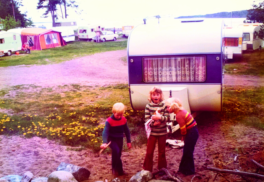 <b>MIDTPUNKTET:</b> Marianne, med marsvinet Tanja, leker med to campingnaboer på Larkollen Camping i 1974. <br/>I bakgrunnen ser vi familiens nye campingvogn.
