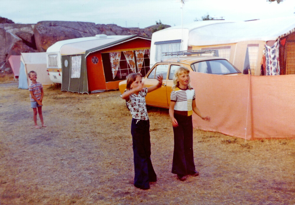 <b>ALT VAR ORANSJE:</b> Marianne og tante Anne Kjersti, og Mariannes lillebror Kai Henning i bakgrunnen. Stedet er Lydhusstranda Camping i Stavern på midten av 1970-tallet.