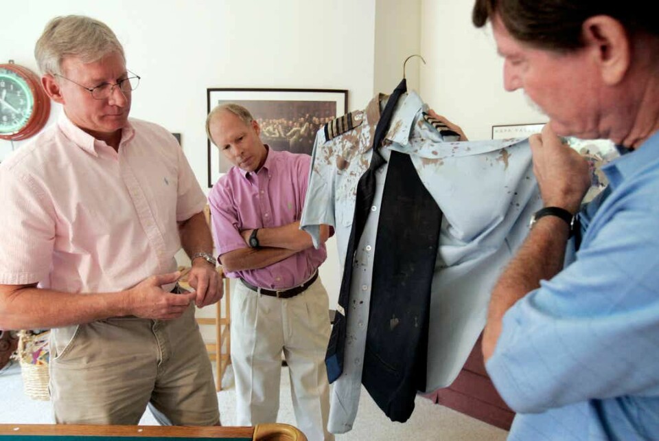 GJENFORENING: Jim Tucker (t.v.) og Andy Peterson ser på den blodflekkete uniformsskjorten kaptein David Sanders hadde på seg den fatale dagen. De tre møttes igjen hos Sanders i 2007.