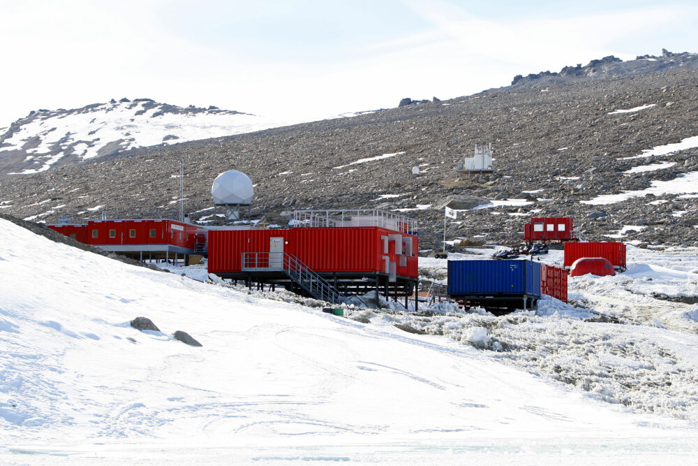 <b>ENESTE NORSKE HELÅRSBASE:</b> Troll-basen i Dronning Maud Land. I bakgrunnen står en av TrollSats antenner for satellittsignaler.
