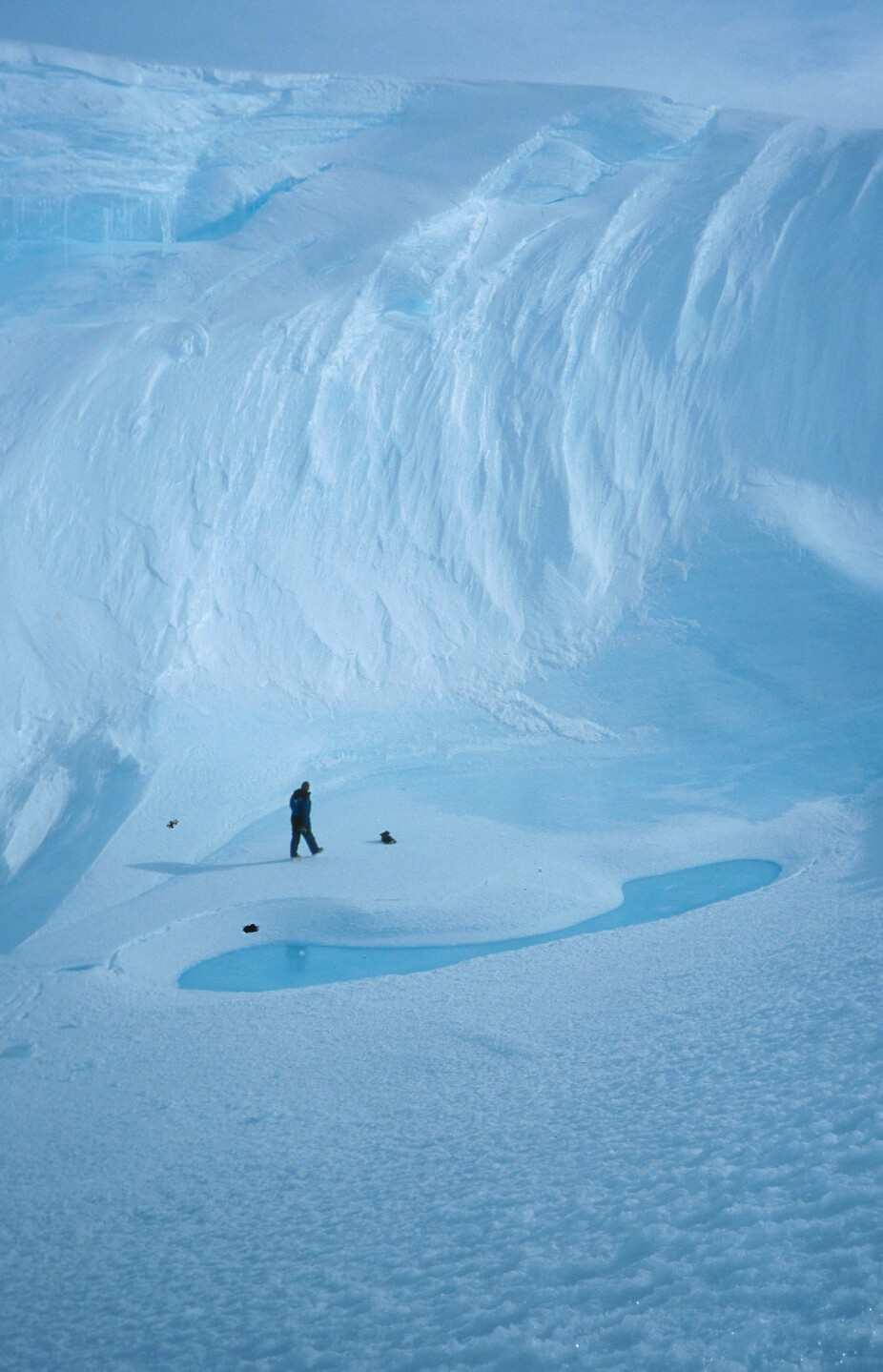 <b>DIMENSJONER:</b> Snøskavl etter vinden langt ute på Fimbulisen. Mennesker blir små i slike omgivelser. 