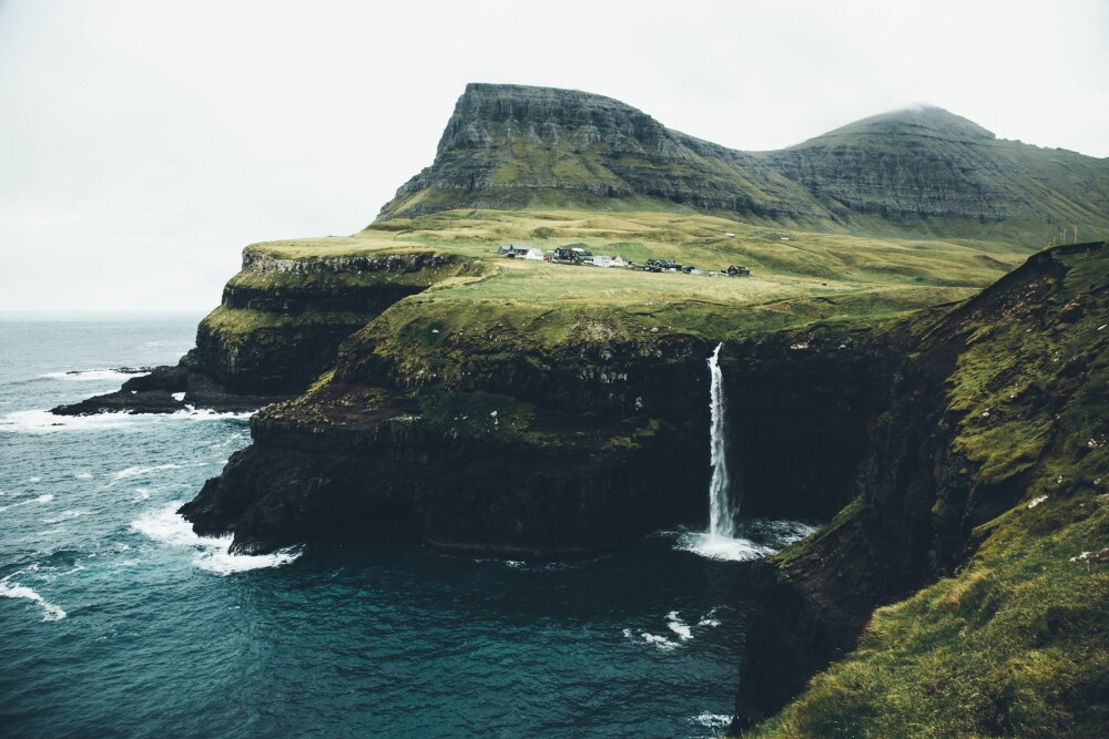 <b>GRØNT:</b> Færøyene er kjent for sin grønne og ville natur. Fossen Mulafossur er blant øyas mest kjente turistattraksjoner av åpenbare årsaker. Fossen har et fall på rundt 30 meter. Bak ses landsbyen Gásadalur. 