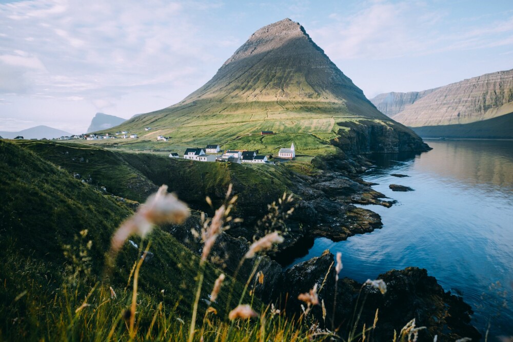 <b>VIDOY:</b> Landsbyen Viderejde er Færøyenes nordligste landsby, og ligger ved foten av 750 meter høye Malinsfjall. 