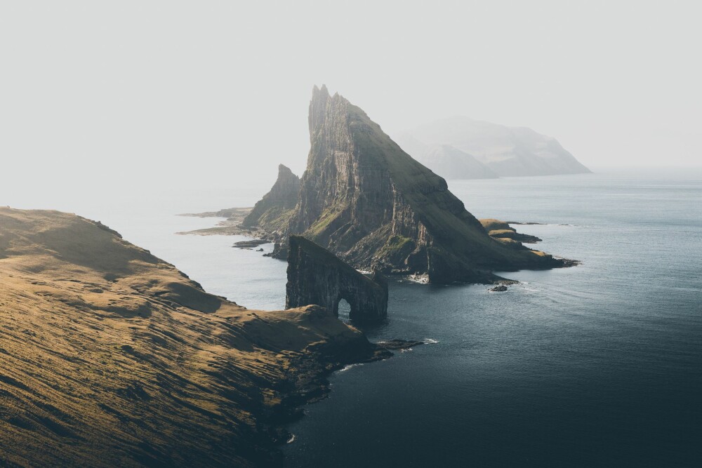 <b>RÅ NATUR:</b> De imponerende naturformasjonene Drangarnir (klippen med hullet) og klippeøya Tindholmur ligger ute i havet vest for Vágar. 