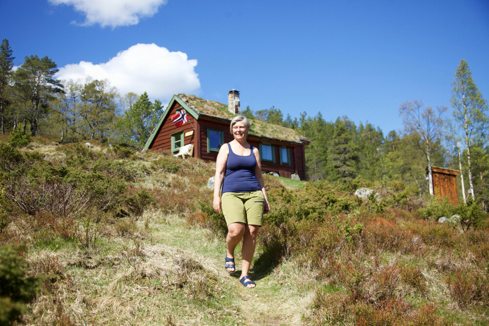 ENERGIBANK: Stølen på Liastøl er Ingunns ladestasjon. Hun nyter stillheten og den vakre naturen her.