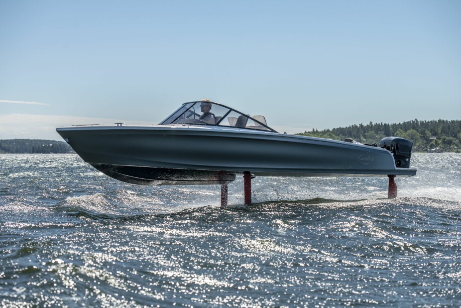 <b>NOE EGET:</b> Det er en helt spesiell følelse å kjøre elektrisk hydrofoilbåt. Den flyr elegant over krapp fjordsjø.