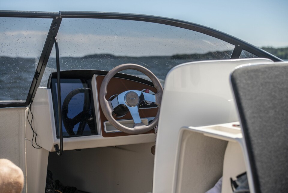 MODERNE: Førerplassen er ren og elegant.