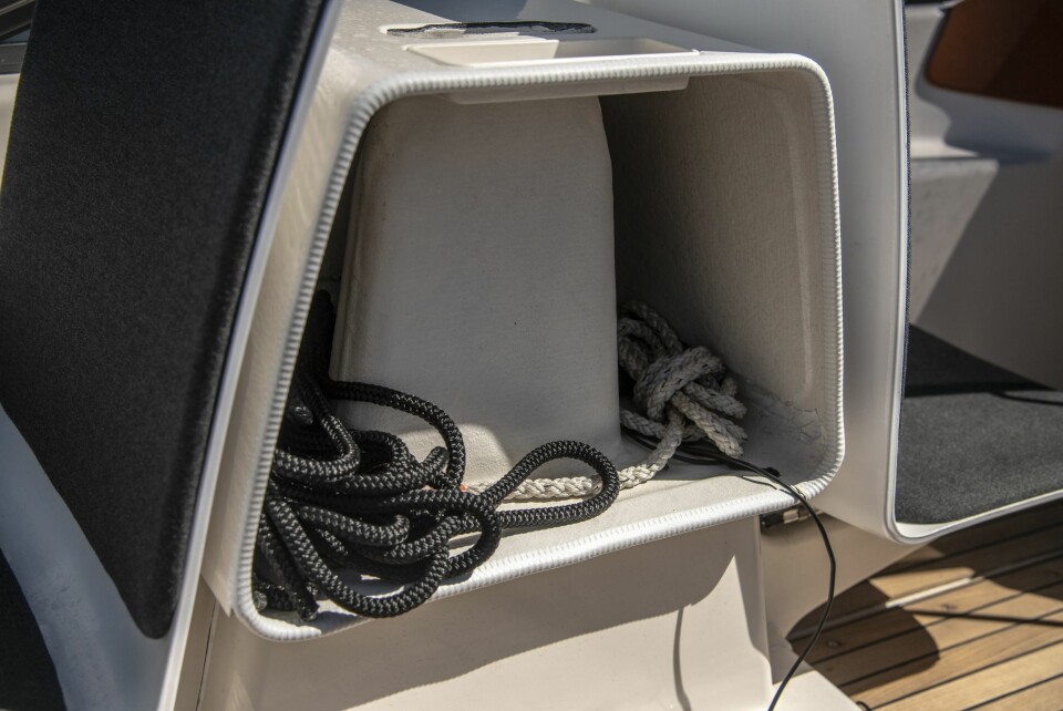 FELLES OPP: Foilene kan felles opp på grunnere vann, og løper opp i disse oppbevaringsboksene for fendere og tauverk.