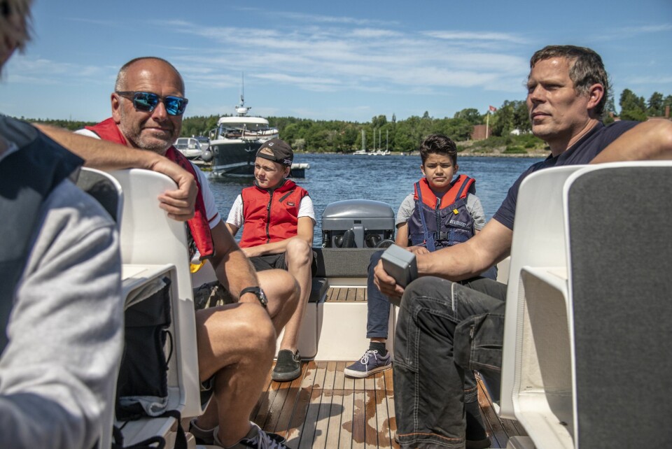 MIXED DOUBLE: Med skipper, to voksne og to barn går Candela i plan.