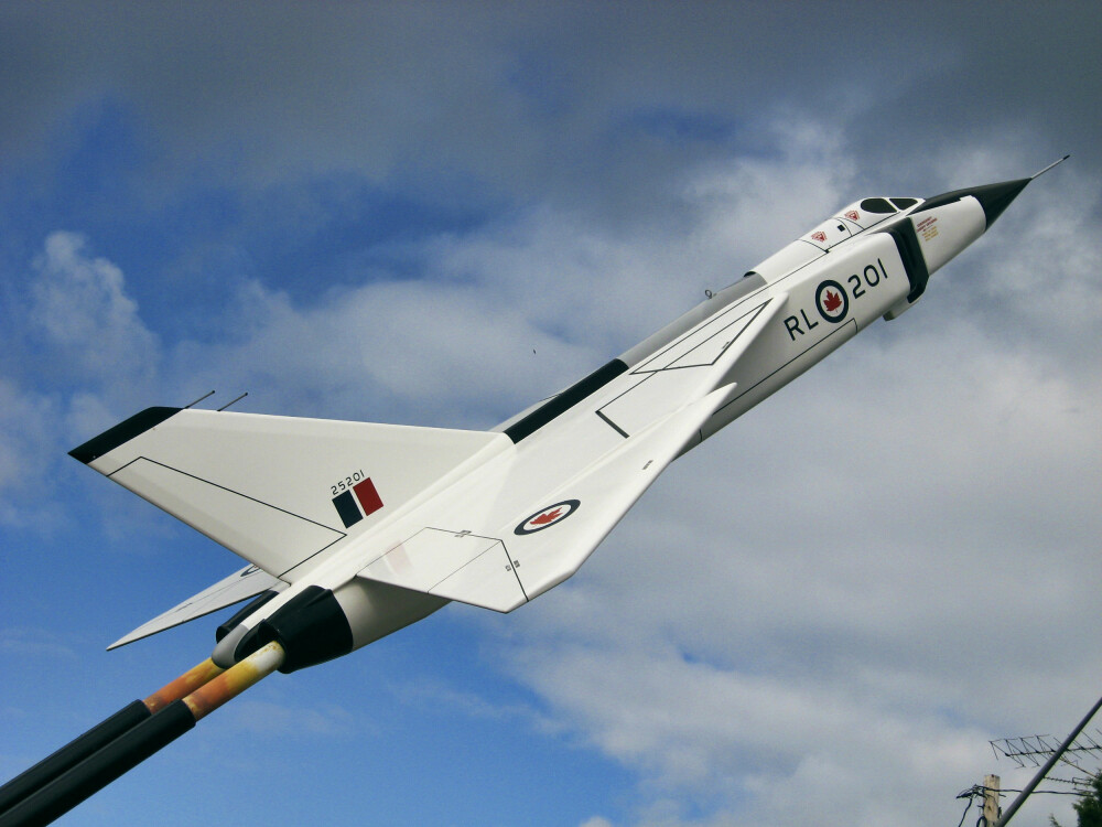 TIL ÆRE FOR ZURA: En replika av Avro Arrow kan beskues i Zurakowski Park i Barry's Bay, Ontario. Parken ble åpnet i 2003 til ære for testpilot Janusz Zura Zurakowski. Det mest berømte flyet Zura testet var nettopp CF-105 Avro Arrow.