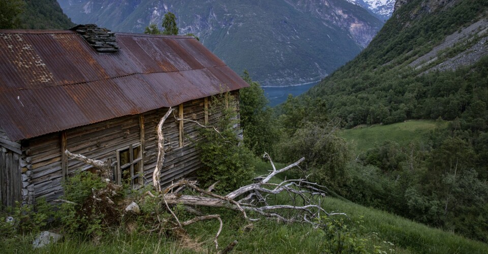 Spøkelsesbygda i Sogn: Husene ser ut til å være forlatt i all hast