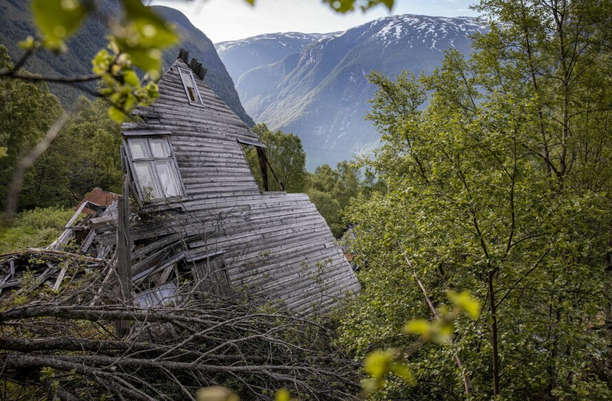 DEN NYESTE GÅRDEN: Torpen, som ligger helt øverst i Nundalen (550 m), ble satt opp i 1948, samme året som aluminiumsverket i Øvre Årdal startet produksjonen. Folk hadde med andre ord tro på at Nundal skulle leve inn i fremtiden, noe som forsterker inntrykket av at bygda ble fraflyttet på grunn av forurensning.