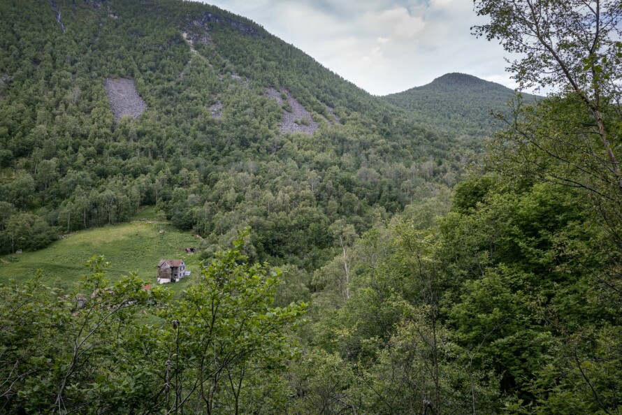 Isolert: Det to etasjer store våningshuset på Vestre Nundal står plassert midt i vakker, norsk natur. Fortsatt er det spor etter gårdsdrift, men de gror sakte, men sikkert igjen.