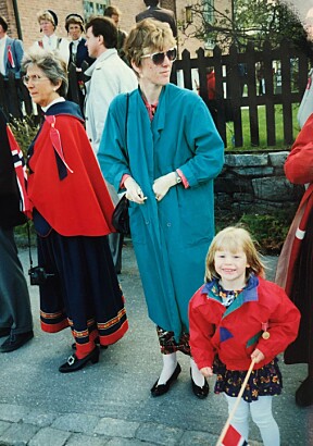 <b>MED KJOLE:</b> Frem til Renate var rundt fire år kjøpte mamma Sonja (i blå kåpe) kjoler til datteren sin til 17. mai.