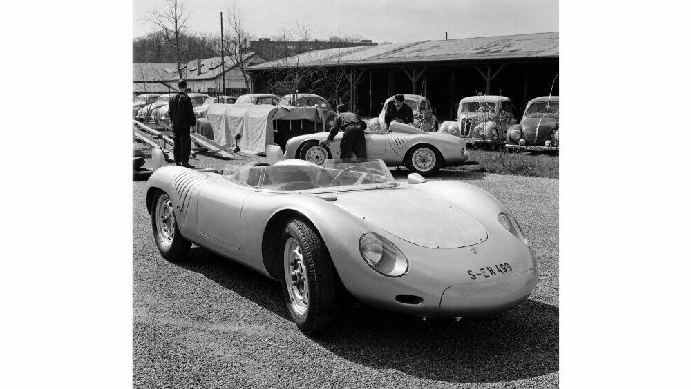 <b>STAMFAR:</b> 718-betegnelsen gjenspeiler en midtmotorisert løpsbil som Porsche lanserte i 1957 og som het 718 RSK (bildet). Kun 34 ble bygget..