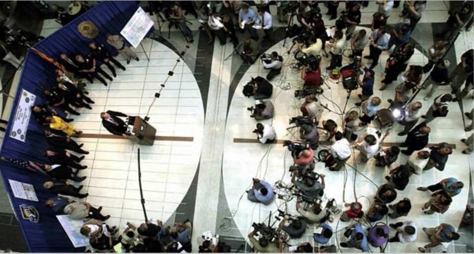 BY I FRYKT: Da serien av tilsynelatende uforklarlige og tilfeldige drap ble kjent i offentligheten, steg frykten i storbyen Phoenix. Spesial-etterforsker William D. Newells pressekonferanser ble godt besøkt.