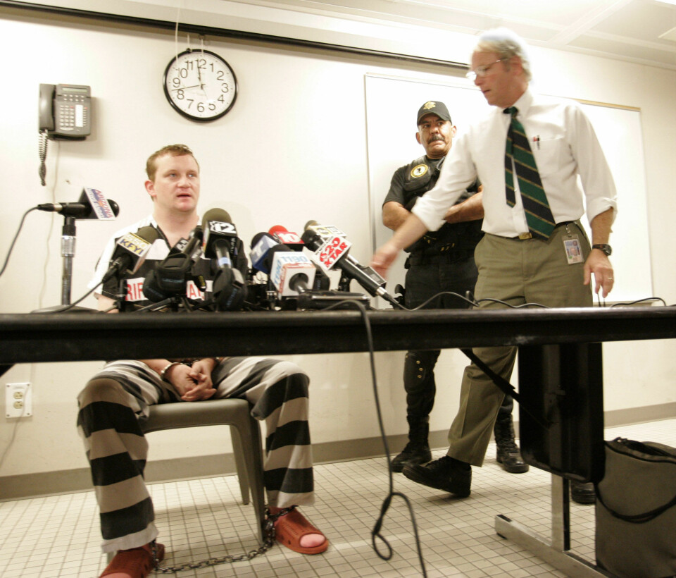 HOLDT PRESSEKONFERANSE: Dale Hausner (t.v.) innkalte til pressekonferanse i fengselet etter pågripelsen for å legge skylden for seriedrapene på sin kamerat Samuel Dieteman, men ble avbrutt av forsvareren Garret Simpson. Hausener ble senere utpekt som hovedmann.