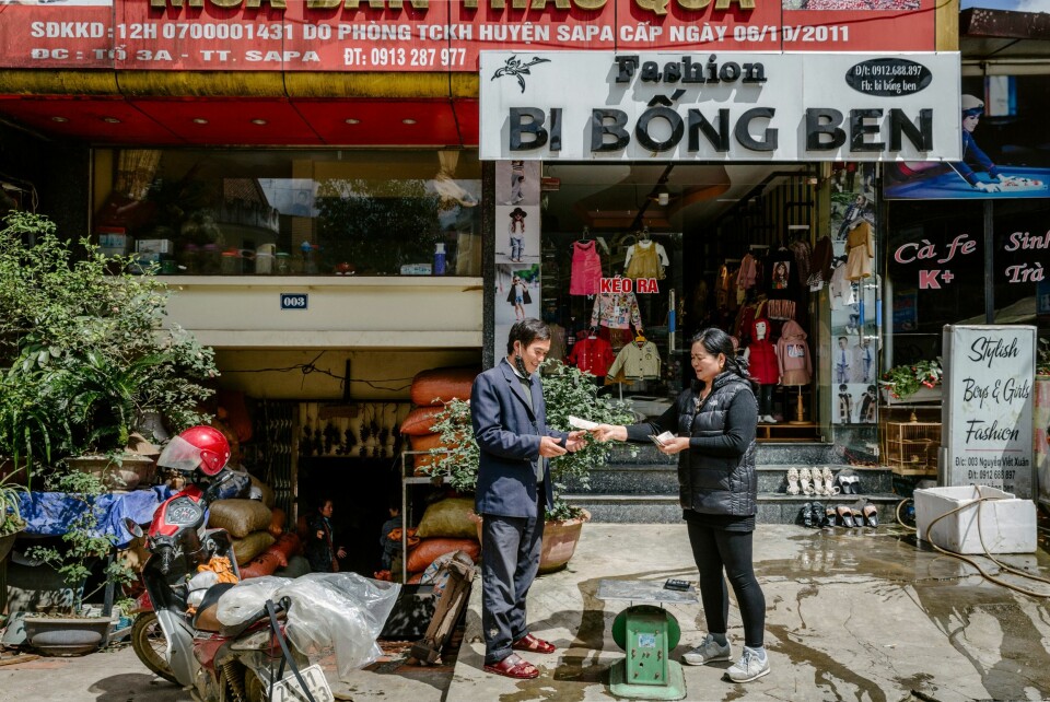 MIDT I HANDELEN: På bildet ser du Nguyen Thi Hue, eieren av kardemommebutikken Hue Hoan i ferd med å avtale salg av svart kardemomme. Hun forteller at hun både har lokale kjøpere som handler til eget kjøkken og kunder som kommer fra Kina for å handle større partier til videresalg.