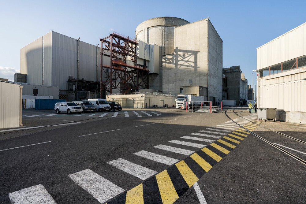 <b>FØLG LØYPA:</b> Skal man bevege seg blant de fire reaktorene i Europas største atomkraftverk Tricastin, skal oppmerkede linjer følges.