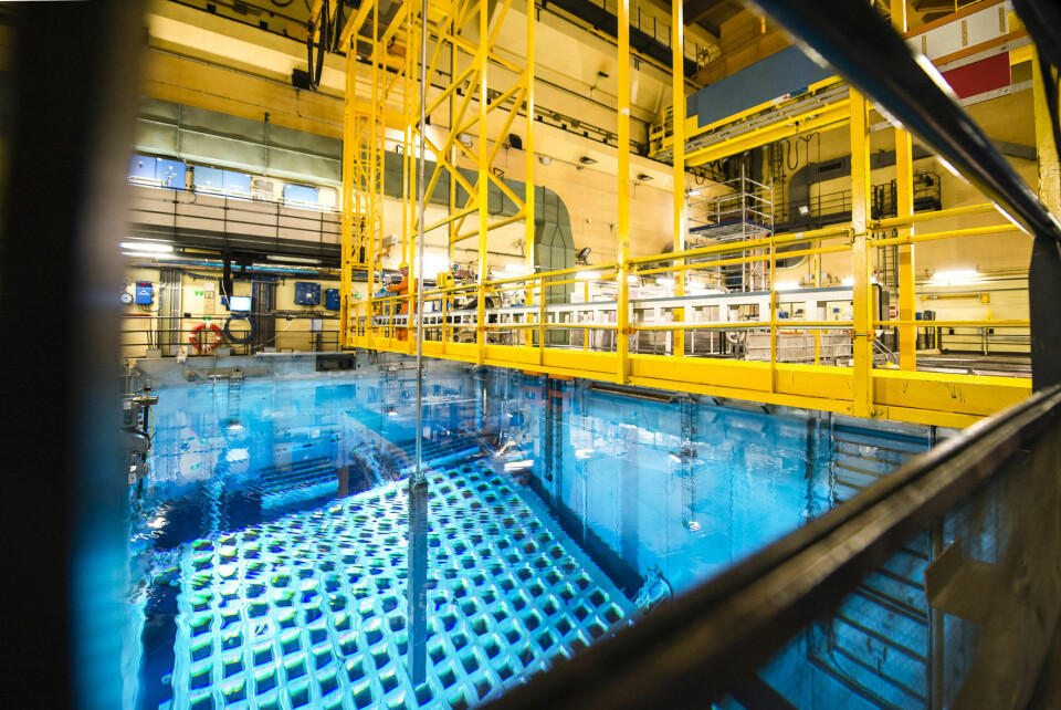 KJØLEBASSENG: Etter fire år i reaktoren tas brenselsstavene ut og legges i et bassen. Med en temperatur på 2800 grader må de kjøles ned i 10–20 år før de kan transporteres vekk og behandles.