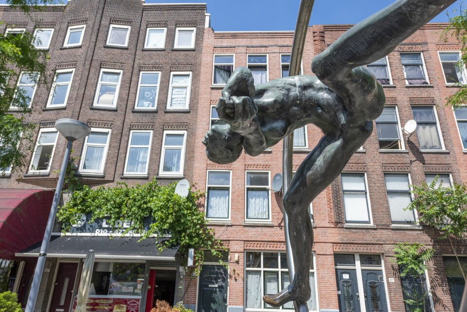 RETT PÅ SAK: Hvor sola aldri skinner! I likhet med menneskene, kan også statuene i Nederland være svært rett på sak. Her «Luftdanseren», en skulptur av Eddy Roos.