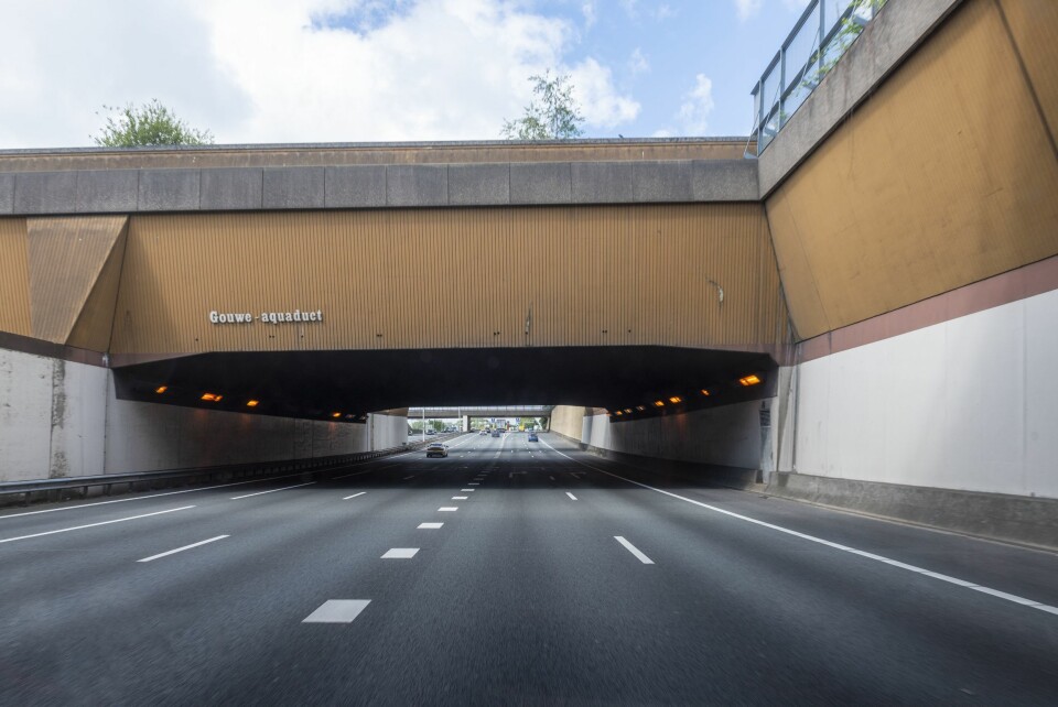 BRO FOR SKIP: Gouwe-akvedukten nær Gouda går over motorveien A12. Seilbåter og yachter passerer over motorveien, og noen ganger også skip. Et surrealistisk syn.