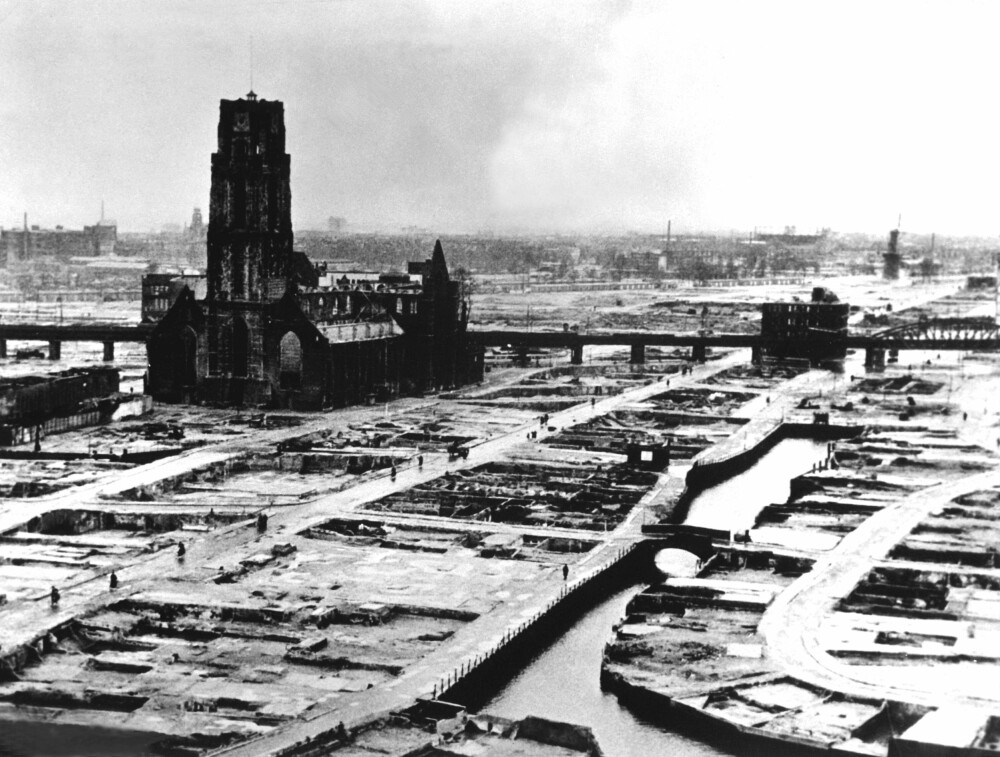<b>HITLERS BOMBER:</b> Nazistene jevnet store deler av Rotterdam med jorden 14. mai 1940. I sentrum var det bare middelalder-kirken Sint-Laurenskerk som klarte seg.