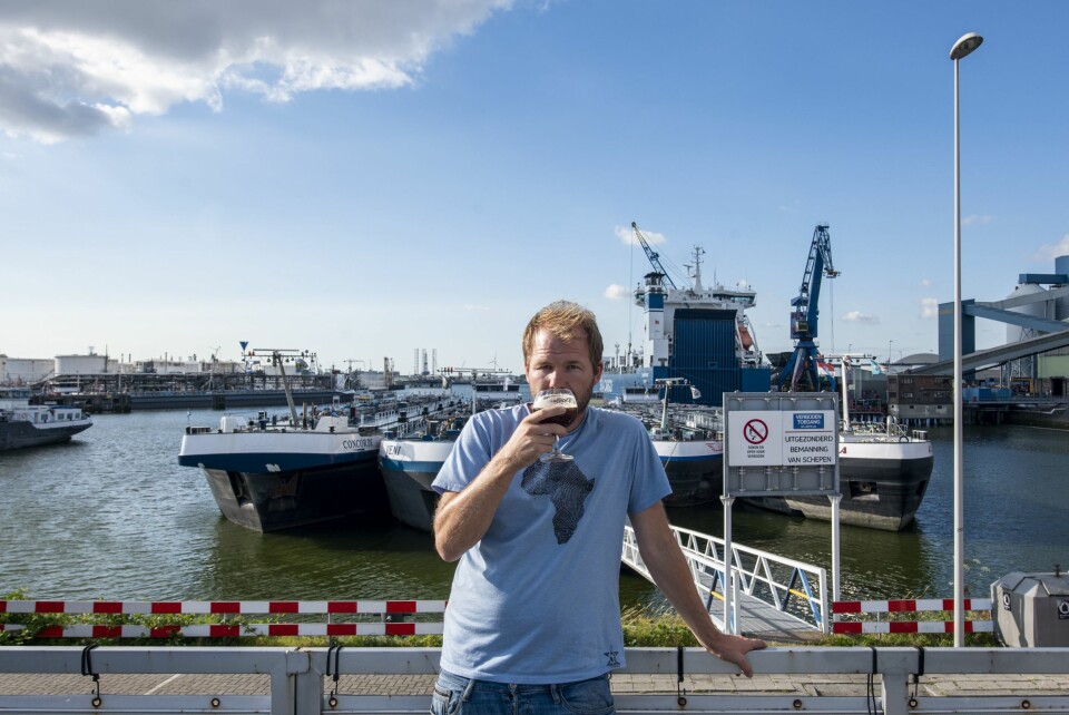 SKÅL: Artikkel-forfatteren omgitt av havne-bassenget og skipene.
