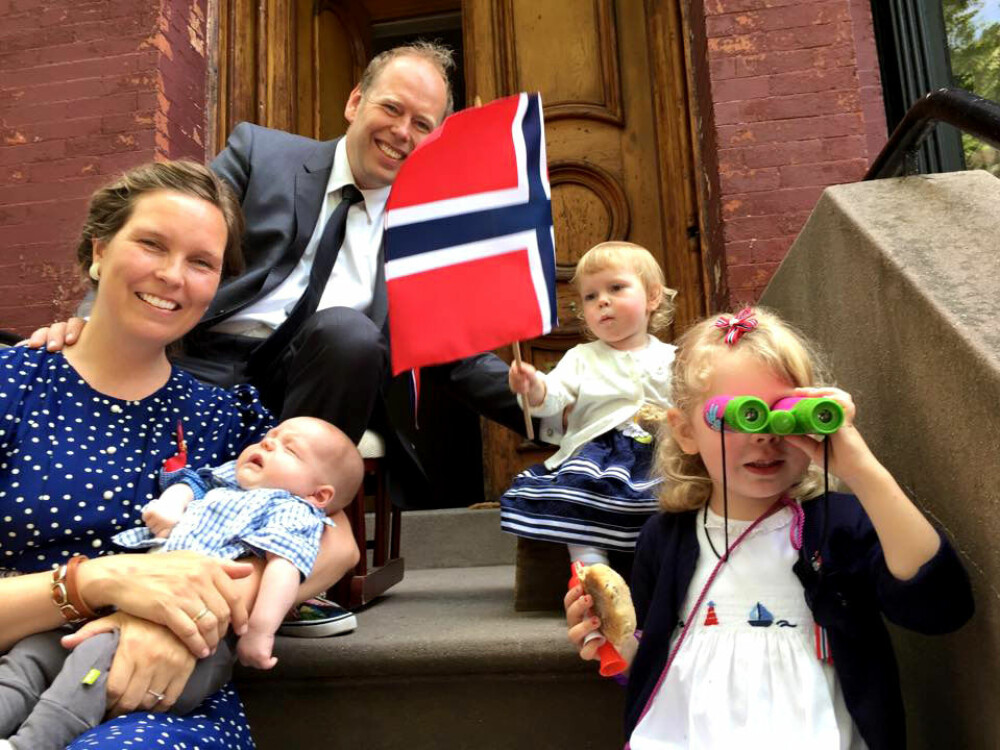 LYKKELIG FAMILIE: Martin, Anna og Eline med foreldrene Ingebjørg og Bjørn. Her feirer de 17. mai i New York, og vet ennå ikke at Ingebjørg skal få en trist beskjed senere det samme året.