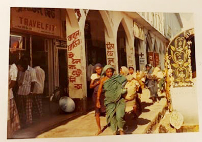 GATELIV PÅ 70-TALLET: Det var hektisk i handlegaten i Dhaka.