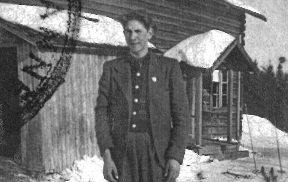 LIVSDRAMA: Eyolf med elghunden Bamse hjemme på Malnes gård. Sammen med faren hjalp han mellom 1000 og 1500 flyktninger over grensen til Sverige.