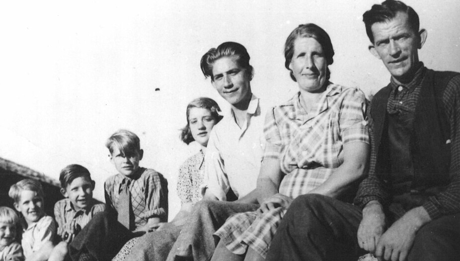 STOR FAMILIE: Bildet er fra Malnes i 1943. Fra høyre: Johan, Petra, Eyolf og søsknene Karen, Jens, Sigurd, Trygve og Laila.