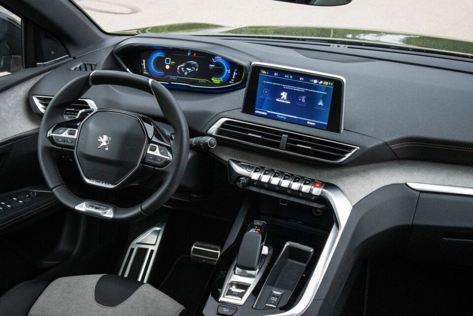 SÆREGEN: Du ser over det lille rattet og rett i skjerminstrumentene. Vi liker denne løsningen godt.