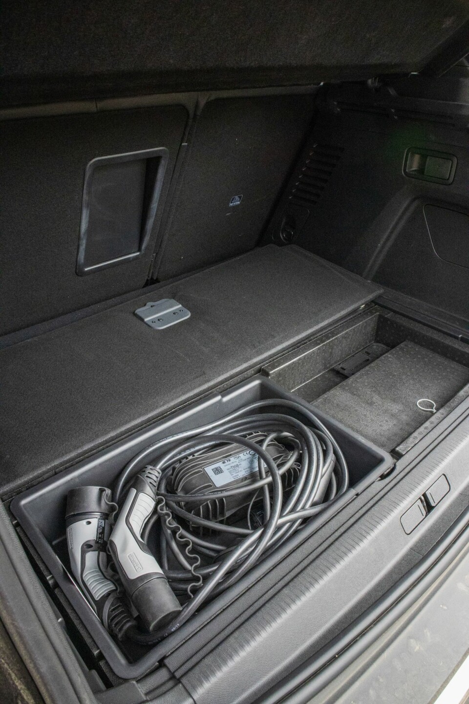 RYDDIG: En luke under bagasjeromsgulvet som faktisk har plass til ladekablene. Ikke hverdagskost.