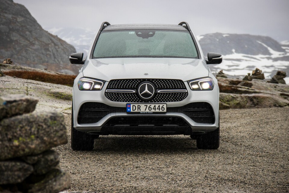 SKARP: Moderne, stramme linjer i fronten skjuler godt at bilen er over to meter bred og nesten 1,8 meter høy.