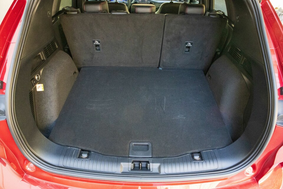 LETTLASTET: Ladehybriden er rommelig, selv om batteriet stjeler noe plass. Skyvbart baksete er et pluss.