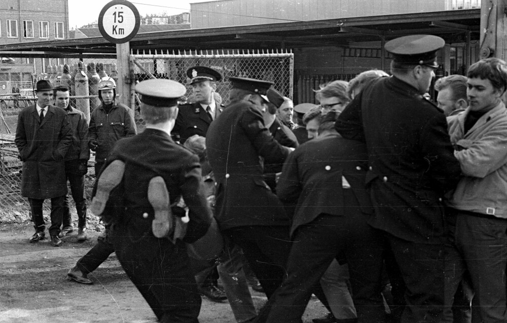 <b>MED MAKT:</b> Politiet stilte med 40–50 mann for å fjerne streike­vaktene utenfor Norgas' lokaler. For første gang etter 2. verdens­krig ble politiet satt inn i en arbeidskonflikt.