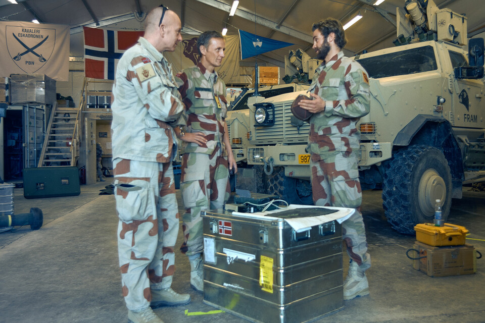 FORSVARSSJEFEN: Eirik Kristoffersen (i midten) i samtale med norske mannskaper som tjenestegjorde i Irak vinteren 2019/2020, og som opplevde at Ain al-Asad Air Base, hvor de var stasjonert, ble angrepet av ballistiske missiler. Til venstre: Hærens sjefsersjant, Rune Wenneberg.