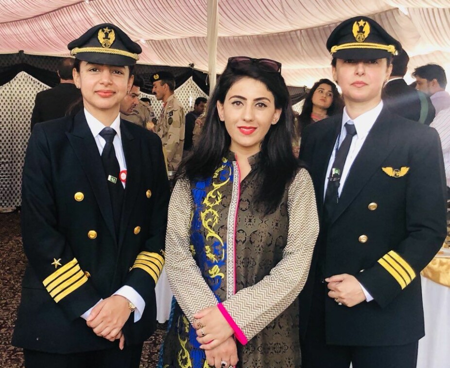 <b>«HELTINNER»:</b> Erum (t.v.) og Maryam Masood ble kjendiser i Pakistan da de ble det første og eneste søsterparet som har ført tunge passasjerfly sammen. Nylig ble det avslørt at begge står på den offisielle listen over piloter med falske papirer.