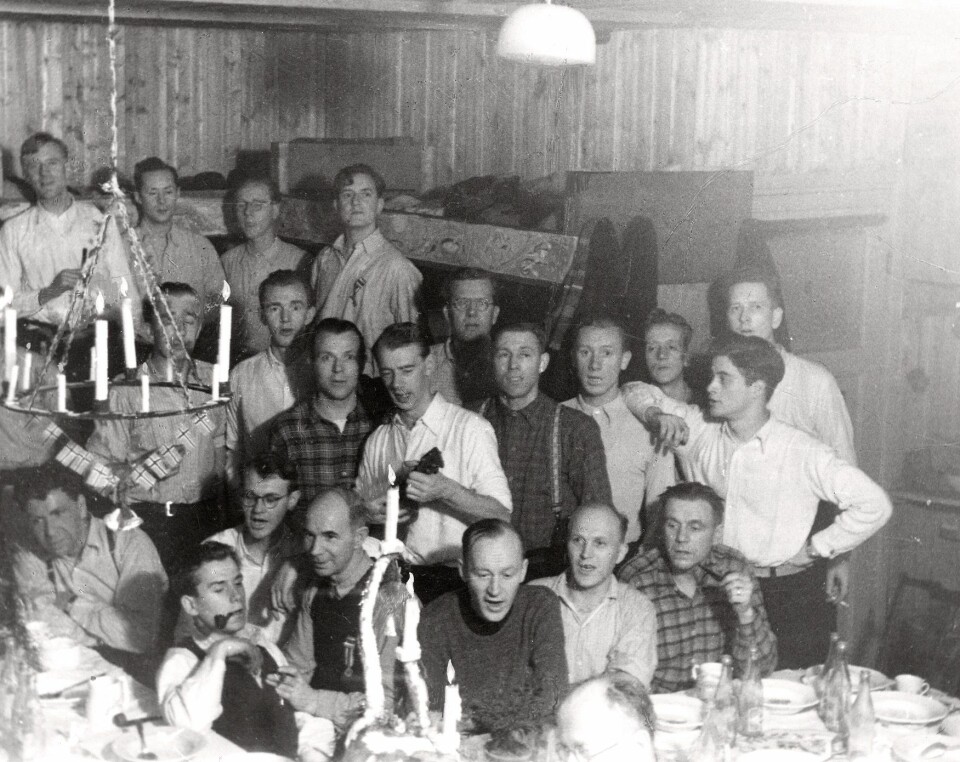 STORT SPENN: Mens enkelte fanger, som Lauritz Sand ble torturert på det groveste, kunne andre innsatte på Grini leve etter forholdene bekymrings-løst, som her hvor Otto Nilsen underholder medfanger i 1945.