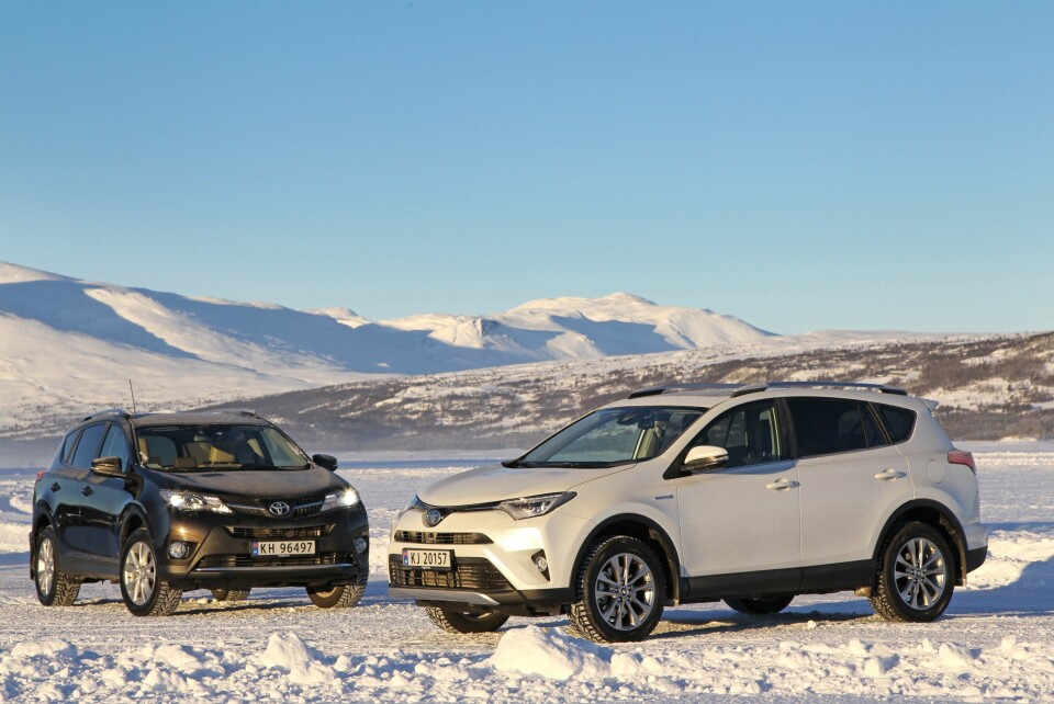 HYBRID SOM FUNGERER: Toyota RAV4 hybrid (nærmest) mot bensindrevet versjon i vår vintertest fra 2016. Det ble klar seier til hybrid, en bil du nå betaler 240–300 000 kroner for i 2016-17-modell med 50–100 000 km kjørelengde.