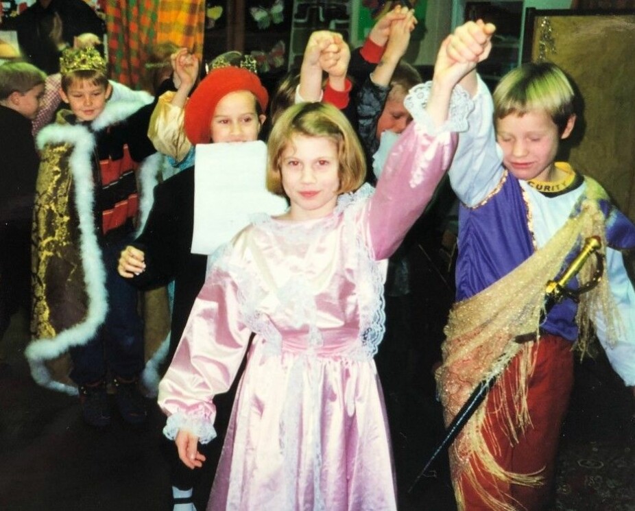 ELSKET Å KLE SEG UT: Alex Aksel elsket å kle seg ut som barn. Mens alle de andre jentene sloss om å være den fineste rosa prinsessen, var han lykkelig som prinsen som holdt deres hånd.