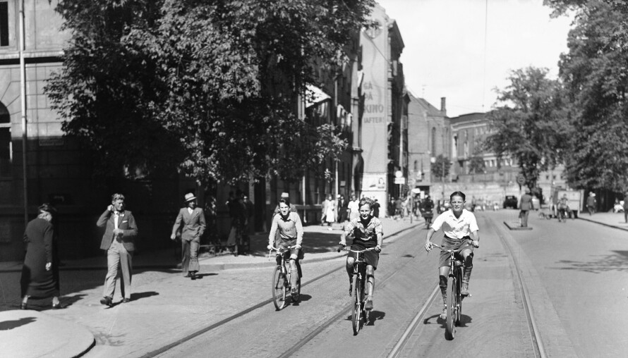 OSLO, 1940: Dersom du er født i 1980 eller tidligere er dette bildet nærmere fødselsdatoen din i tid, enn året 2020. Oslo 1940: Syklister i Akersgata. Guttene på bildet var for øvrig 14 år gamle og dermed 94 år i dag, dersom de lever.
