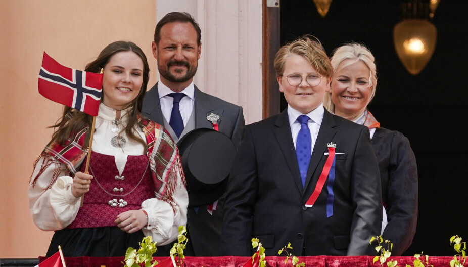 TIDEN FLYR: Kronprins Haakon, kronprinsesse Mette-Marit, prinsesse Ingrid Alexandra og prins Sverre Magnus under 17. mai-feiringen på Slottsplassen i Oslo.